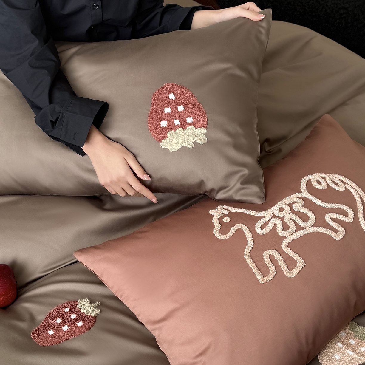 91家纺网 家纺一手货源 找家纺 鹿班家居 2026春季新品100S长绒棉毛巾绣系列四件套-草莓方方 标准会员-20元 草莓方方-巧克力