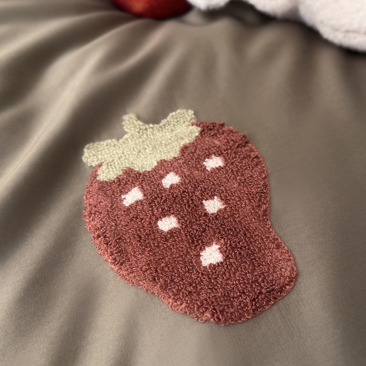 91家纺网 家纺一手货源 找家纺 鹿班家居 2026春季新品100S长绒棉毛巾绣系列四件套-草莓方方 标准会员-20元 草莓方方-巧克力