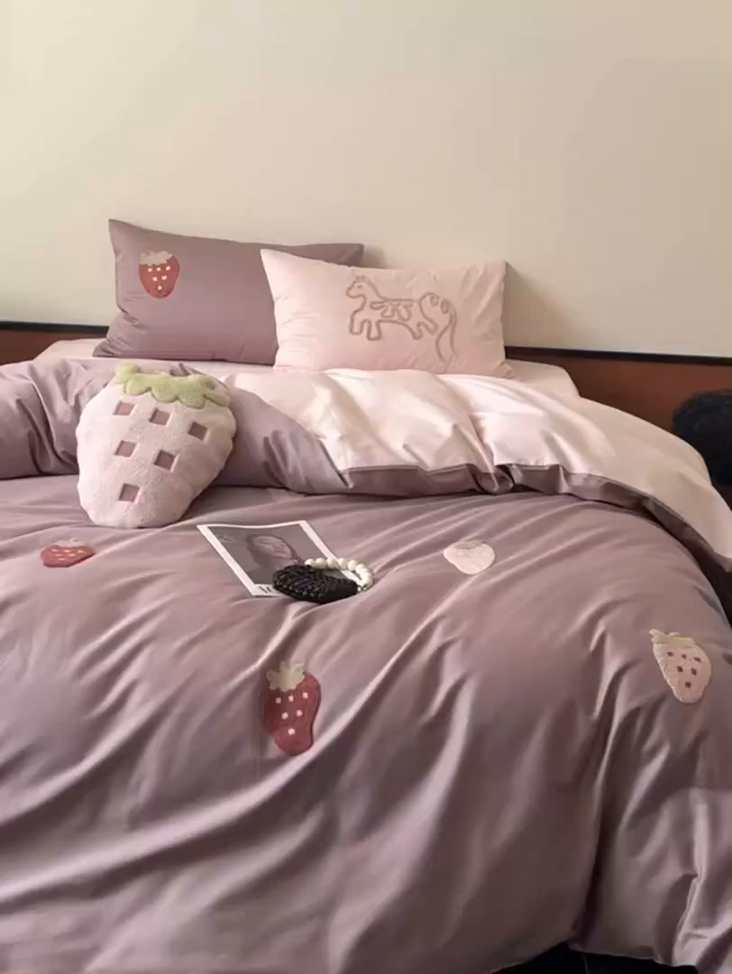 91家纺网 家纺一手货源 找家纺 （总）鹿班家居 2026春季新品100S长绒棉毛巾绣系列四件套-草莓方方 标准会员-20元