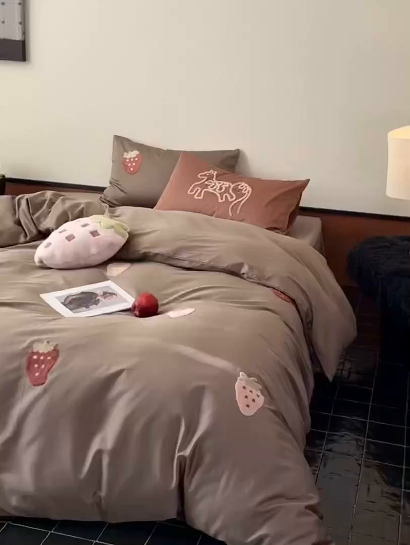 91家纺网 家纺一手货源 找家纺 鹿班家居 2026春季新品100S长绒棉毛巾绣系列四件套-草莓方方 标准会员-20元 草莓方方-巧克力