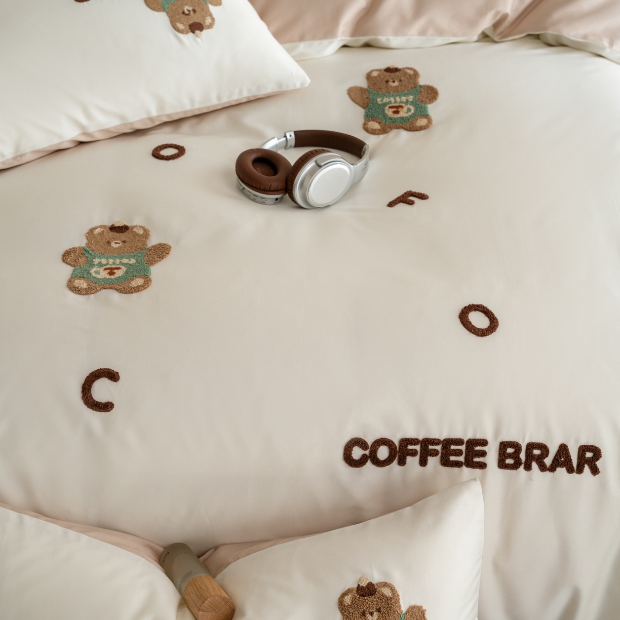 91家纺网 家纺一手货源 找家纺 FORTWO家纺原创设计（FOR TWO家纺） 2026新款50长绒棉卡通毛巾绣系列四件套 会员-20（券前）基础价不低于小号268元 中号348元，大号388元 床笠加10元 奶油小熊