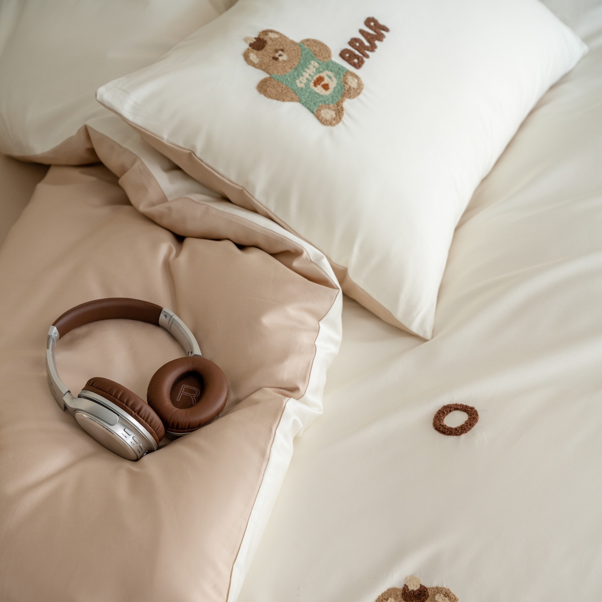 91家纺网 家纺一手货源 找家纺 FORTWO家纺原创设计（FOR TWO家纺） 2026新款50长绒棉卡通毛巾绣系列四件套 会员-20（券前）基础价不低于小号268元 中号348元，大号388元 床笠加10元 奶油小熊