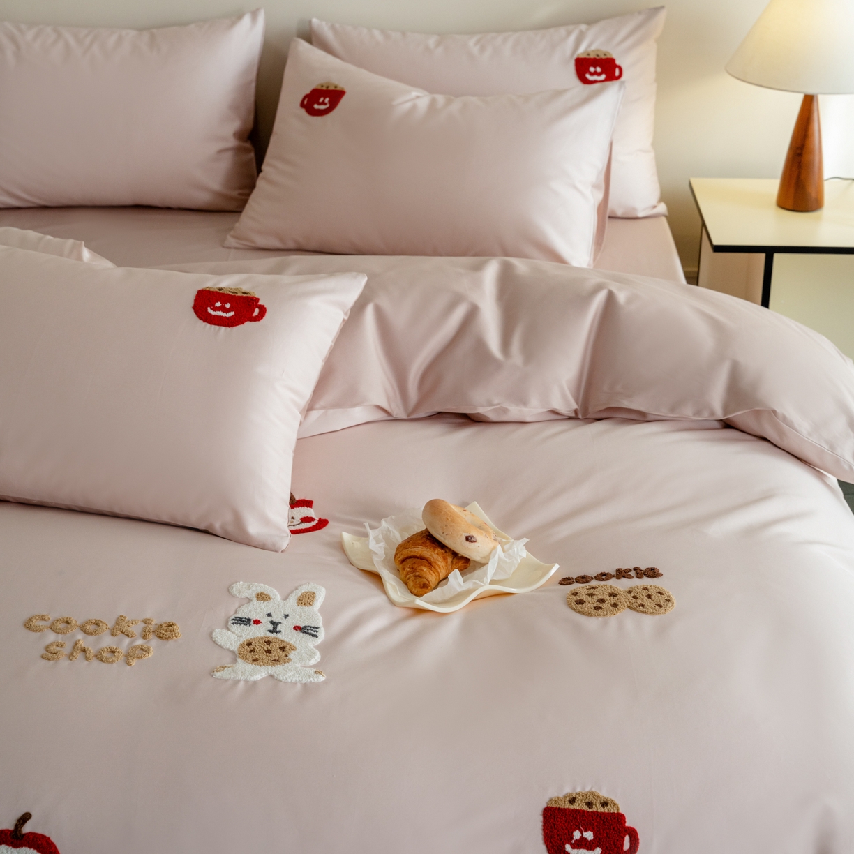 91家纺网 家纺一手货源 找家纺 FORTWO家纺原创设计（FOR TWO家纺） 2026新款50长绒棉卡通毛巾绣系列四件套 会员-20（券前）基础价不低于小号268元 中号348元，大号388元 床笠加10元 花脸兔