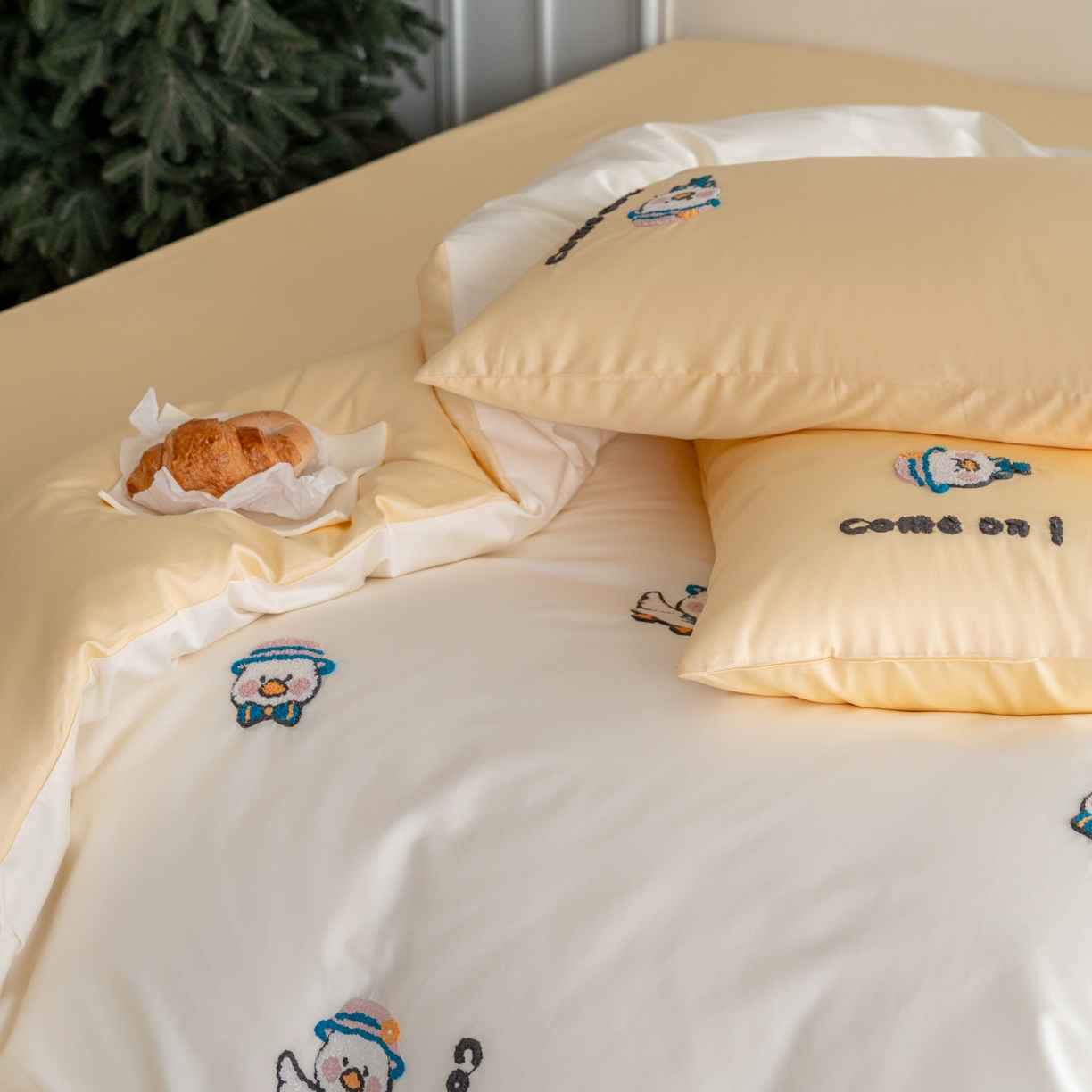 91家纺网 家纺一手货源 找家纺 FORTWO家纺原创设计（FOR TWO家纺） 2026新款50长绒棉卡通毛巾绣系列四件套 会员-20（券前）基础价不低于小号268元 中号348元，大号388元 床笠加10元 领结鸭