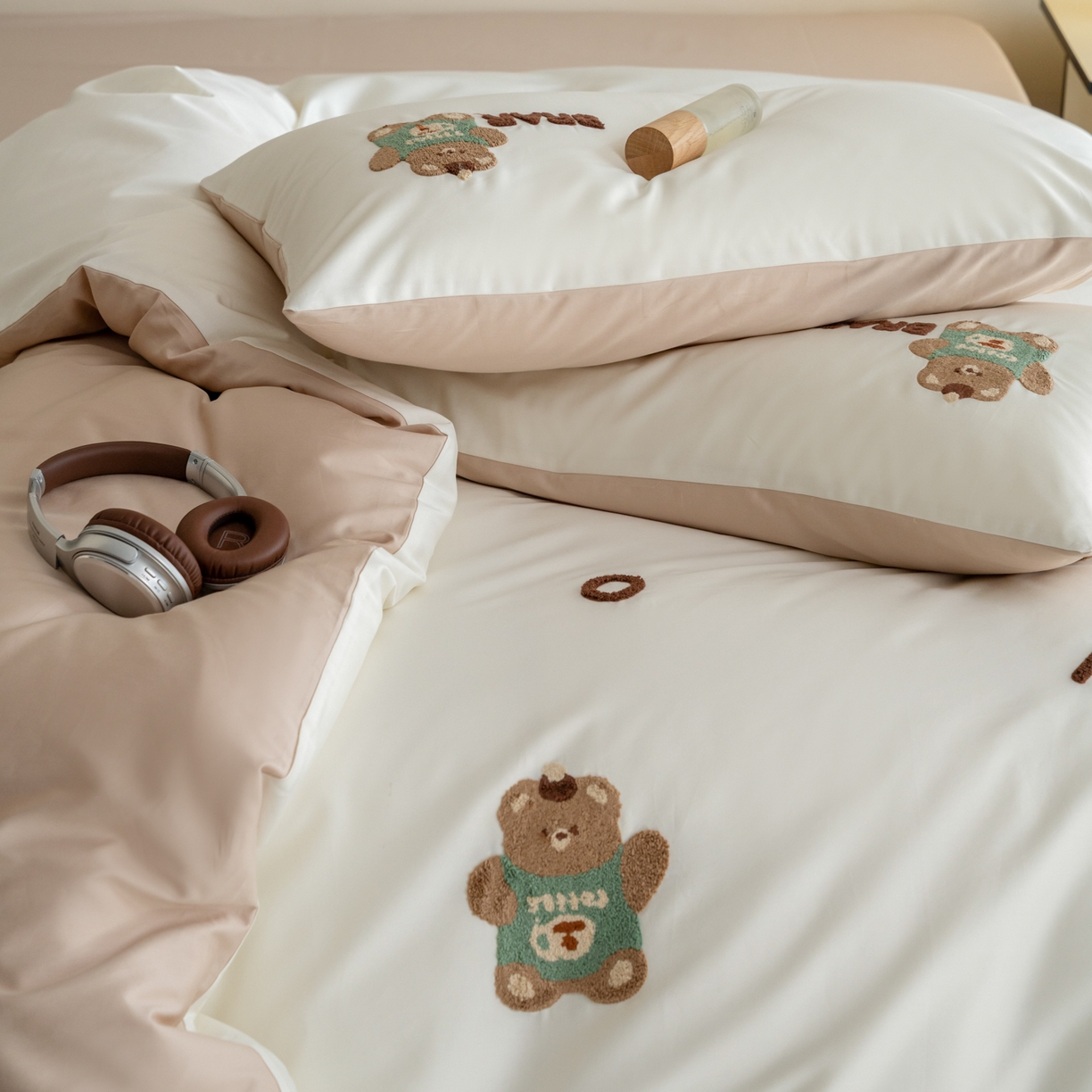 91家纺网 家纺一手货源 找家纺 FORTWO家纺原创设计（FOR TWO家纺） 2026新款50长绒棉卡通毛巾绣系列四件套 会员-20（券前）基础价不低于小号268元 中号348元，大号388元 床笠加10元 奶油小熊