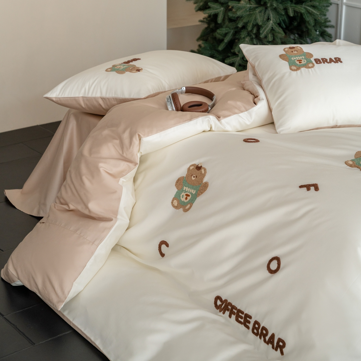 91家纺网 家纺一手货源 找家纺 FORTWO家纺原创设计（FOR TWO家纺） 2026新款50长绒棉卡通毛巾绣系列四件套 会员-20（券前）基础价不低于小号268元 中号348元，大号388元 床笠加10元 奶油小熊