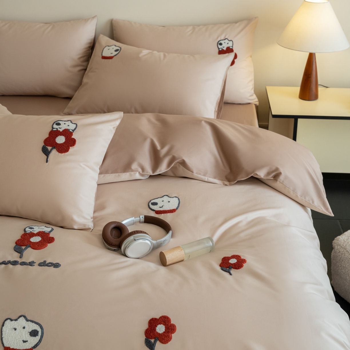 91家纺网 家纺一手货源 找家纺 FORTWO家纺原创设计（FOR TWO家纺） 2026新款50长绒棉卡通毛巾绣系列四件套 会员-20（券前）基础价不低于小号268元 中号348元，大号388元 床笠加10元 小花园