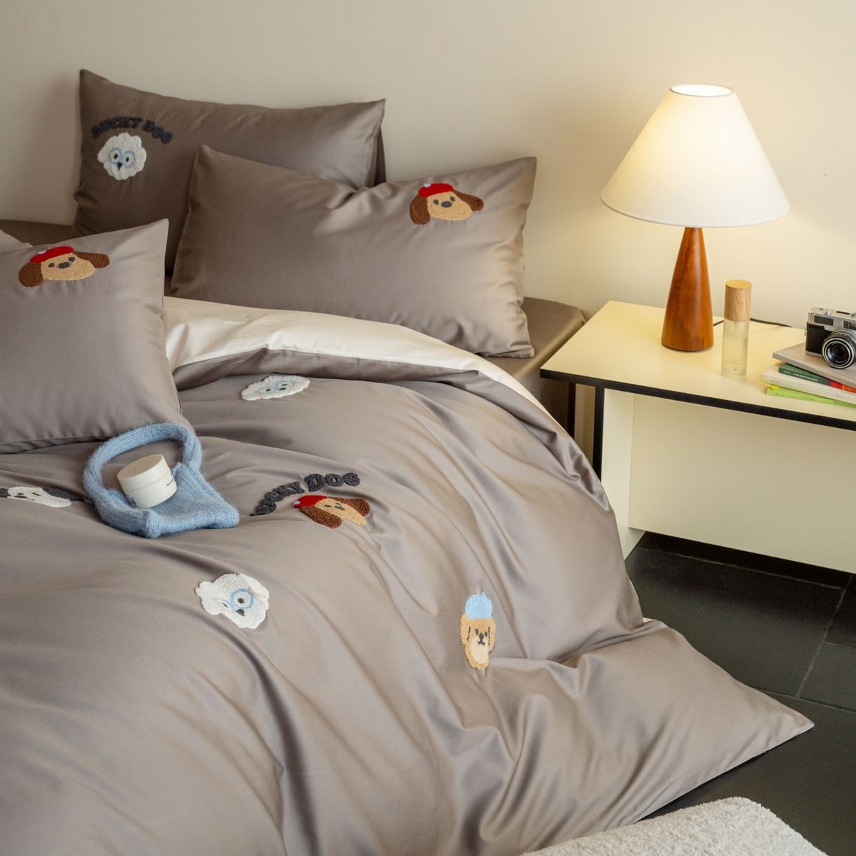 91家纺网 家纺一手货源 找家纺 FORTWO家纺原创设计（FOR TWO家纺） 2026新款50长绒棉卡通毛巾绣系列四件套 会员-20（券前）基础价不低于小号268元 中号348元，大号388元 床笠加10元 狗博士