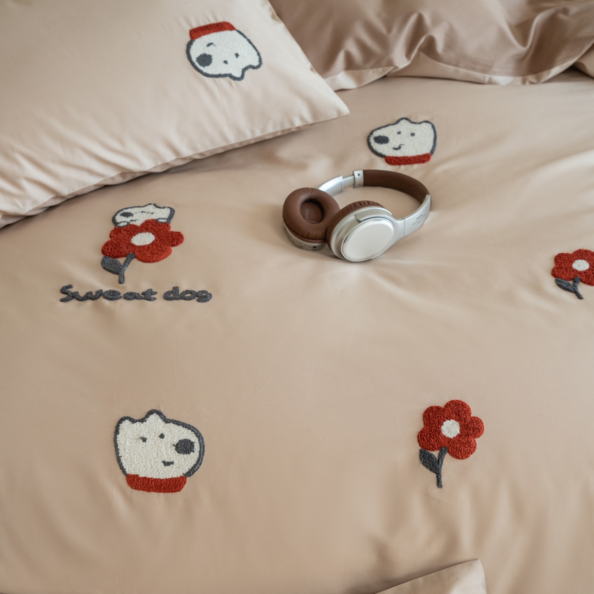 91家纺网 家纺一手货源 找家纺 FORTWO家纺原创设计（FOR TWO家纺） 2026新款50长绒棉卡通毛巾绣系列四件套 会员-20（券前）基础价不低于小号268元 中号348元，大号388元 床笠加10元 小花园