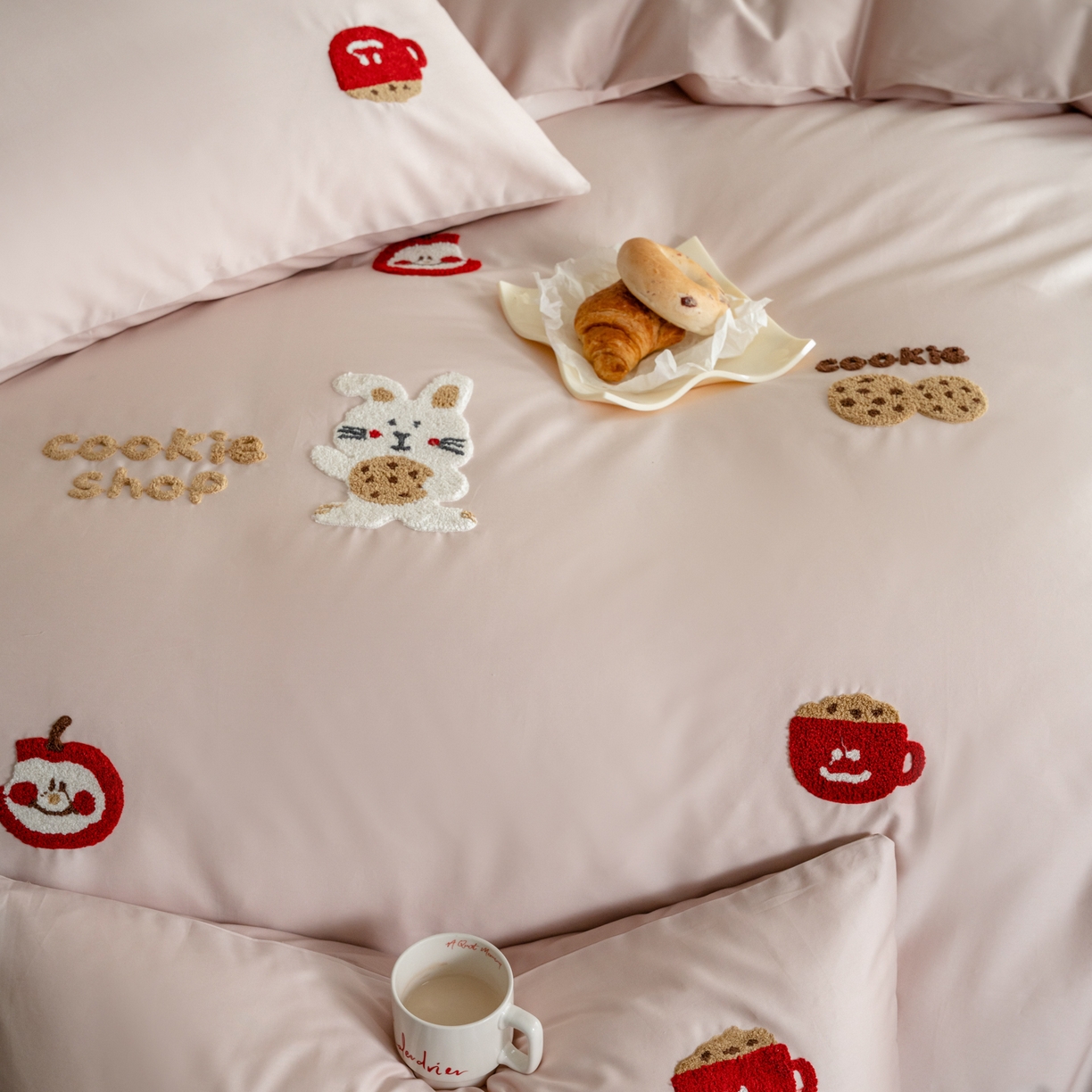 91家纺网 家纺一手货源 找家纺 FORTWO家纺原创设计（FOR TWO家纺） 2026新款50长绒棉卡通毛巾绣系列四件套 会员-20（券前）基础价不低于小号268元 中号348元，大号388元 床笠加10元 花脸兔