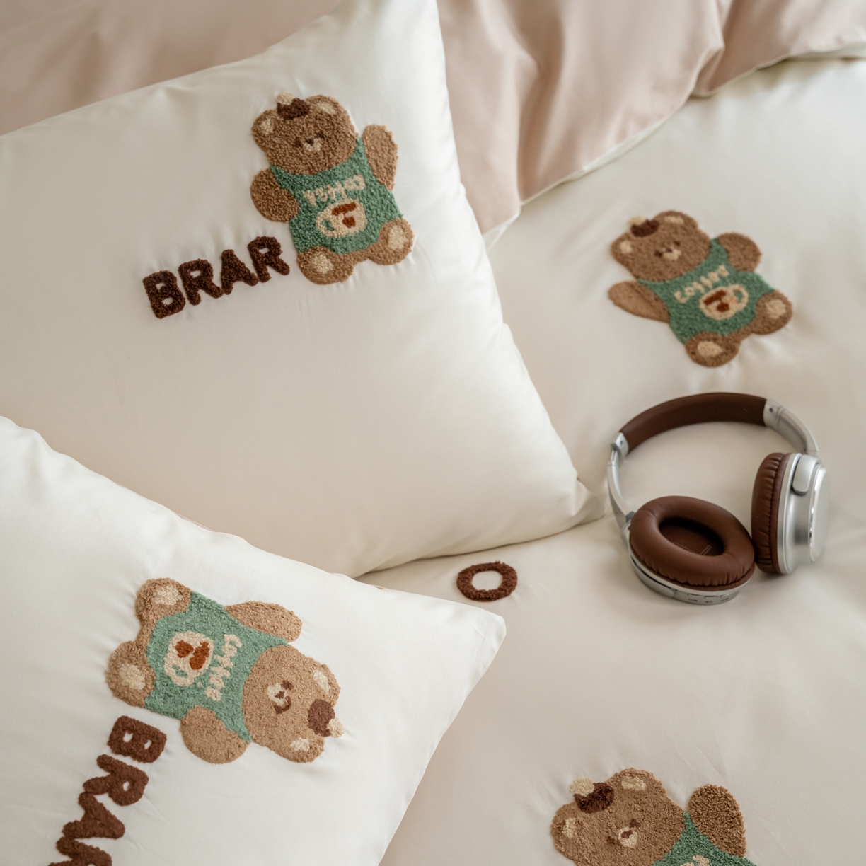 91家纺网 家纺一手货源 找家纺 FORTWO家纺原创设计（FOR TWO家纺） 2026新款50长绒棉卡通毛巾绣系列四件套 会员-20（券前）基础价不低于小号268元 中号348元，大号388元 床笠加10元 奶油小熊