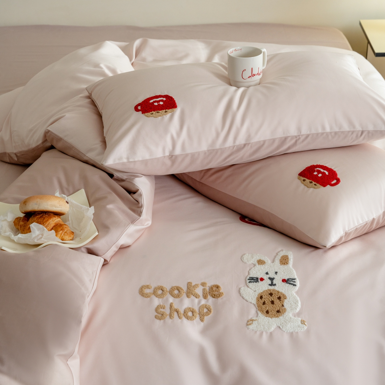 91家纺网 家纺一手货源 找家纺 FORTWO家纺原创设计（FOR TWO家纺） 2026新款50长绒棉卡通毛巾绣系列四件套 会员-20（券前）基础价不低于小号268元 中号348元，大号388元 床笠加10元 花脸兔