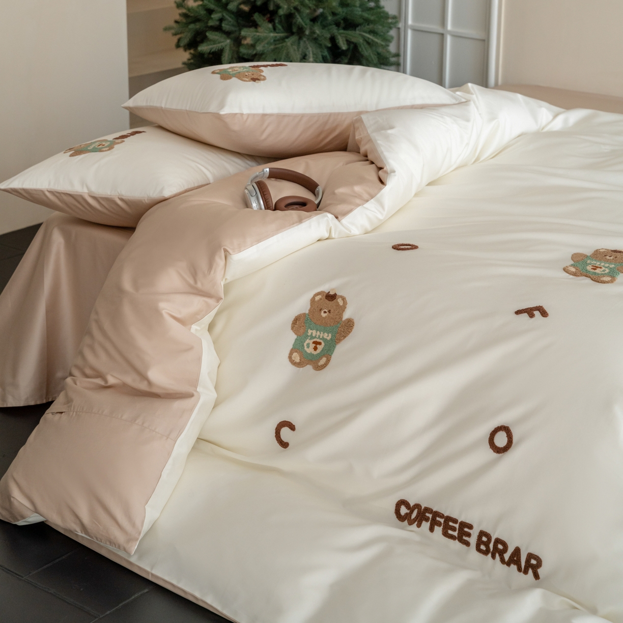 91家纺网 家纺一手货源 找家纺 FORTWO家纺原创设计（FOR TWO家纺） 2026新款50长绒棉卡通毛巾绣系列四件套 会员-20（券前）基础价不低于小号268元 中号348元，大号388元 床笠加10元 奶油小熊