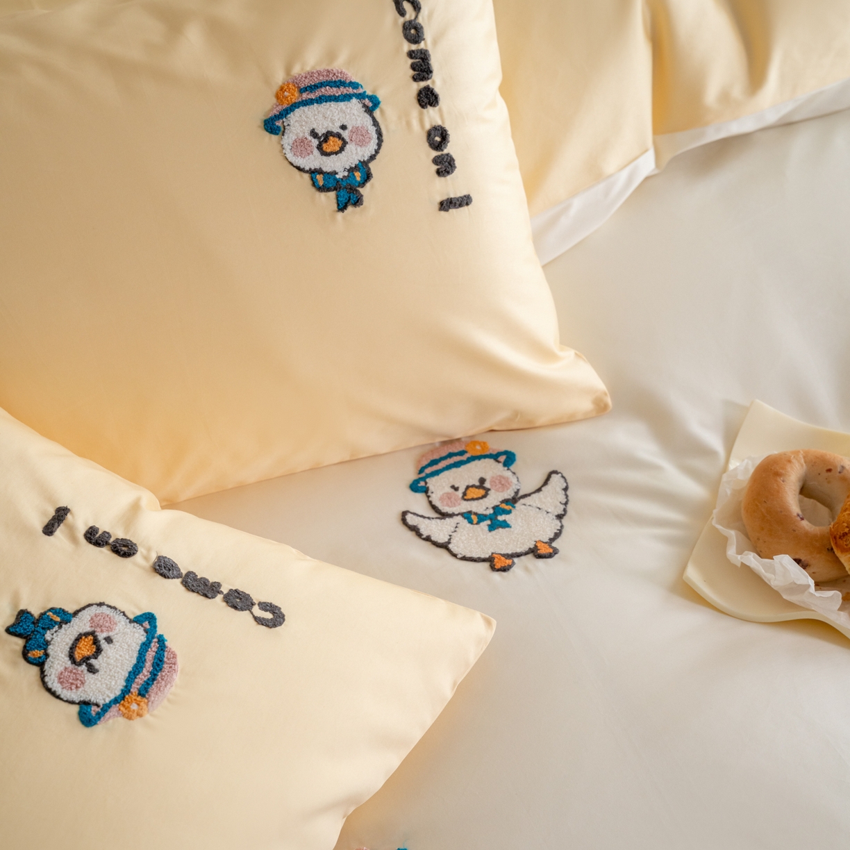 91家纺网 家纺一手货源 找家纺 FORTWO家纺原创设计（FOR TWO家纺） 2026新款50长绒棉卡通毛巾绣系列四件套 会员-20（券前）基础价不低于小号268元 中号348元，大号388元 床笠加10元 领结鸭