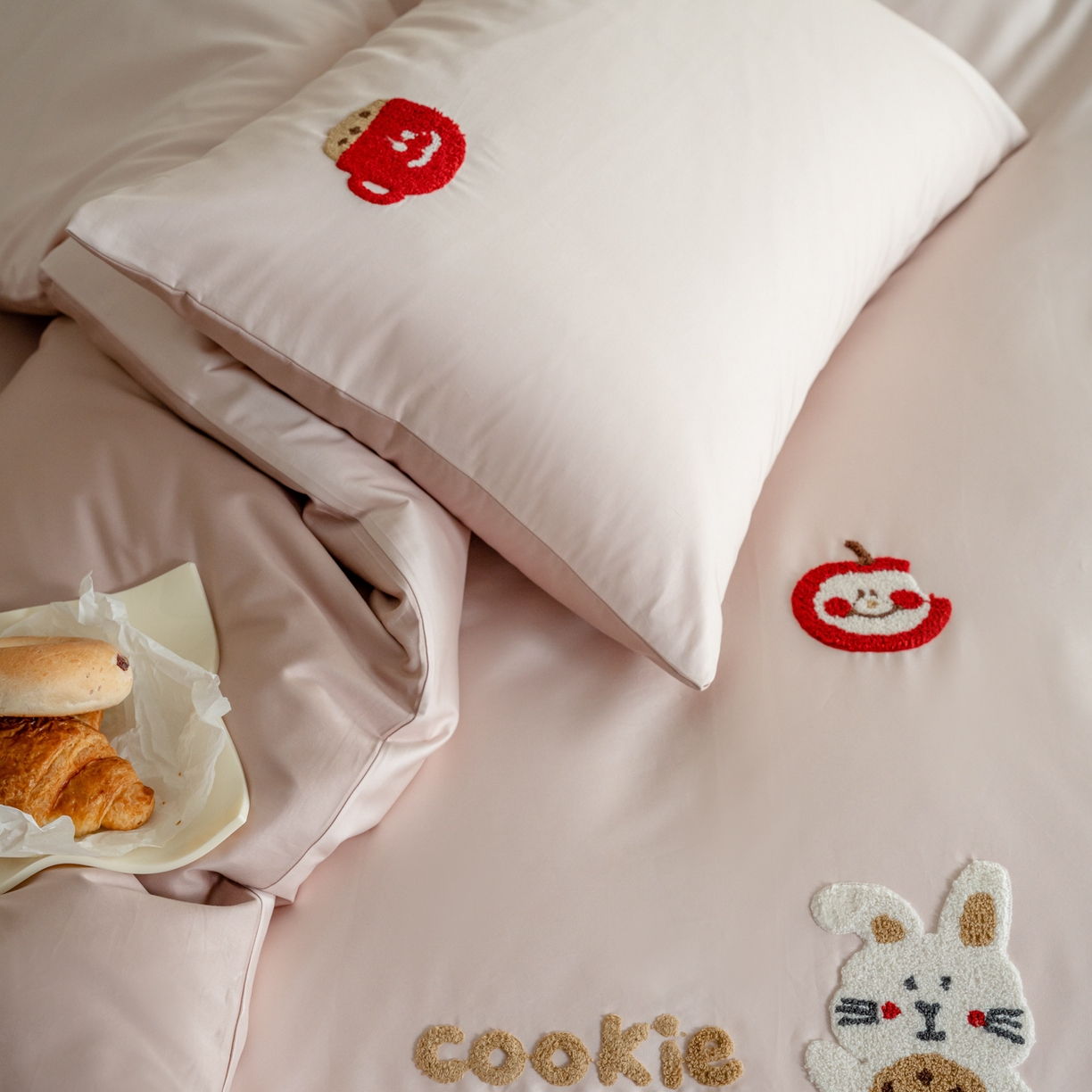 91家纺网 家纺一手货源 找家纺 FORTWO家纺原创设计（FOR TWO家纺） 2026新款50长绒棉卡通毛巾绣系列四件套 会员-20（券前）基础价不低于小号268元 中号348元，大号388元 床笠加10元 花脸兔