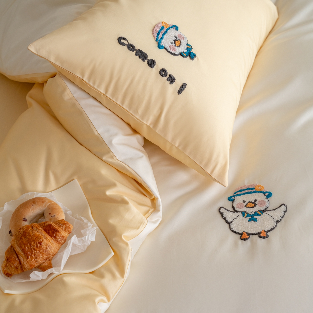 91家纺网 家纺一手货源 找家纺 FORTWO家纺原创设计（FOR TWO家纺） 2026新款50长绒棉卡通毛巾绣系列四件套 会员-20（券前）基础价不低于小号268元 中号348元，大号388元 床笠加10元 领结鸭