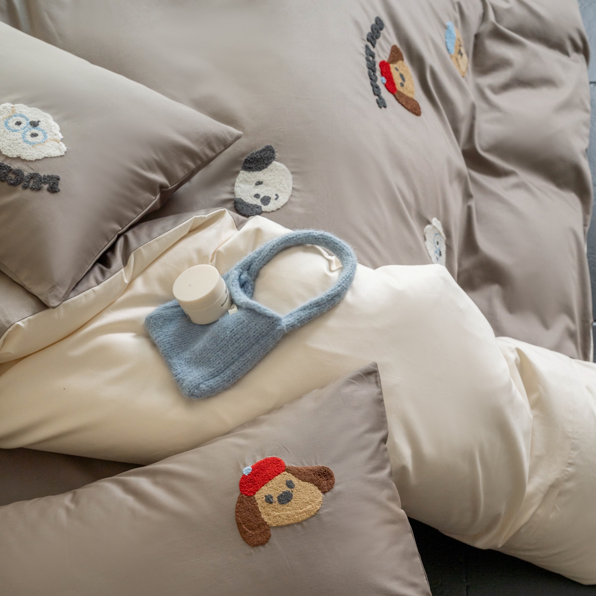 91家纺网 家纺一手货源 找家纺 FORTWO家纺原创设计（FOR TWO家纺） 2026新款50长绒棉卡通毛巾绣系列四件套 会员-20（券前）基础价不低于小号268元 中号348元，大号388元 床笠加10元 狗博士