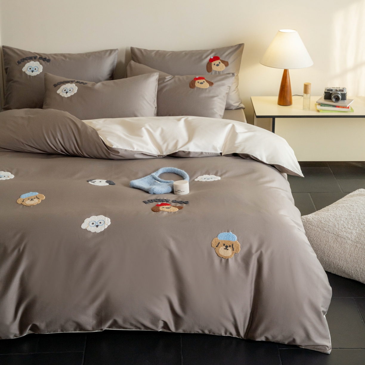 91家纺网 家纺一手货源 找家纺 FORTWO家纺原创设计（FOR TWO家纺） 2026新款50长绒棉卡通毛巾绣系列四件套 会员-20（券前）基础价不低于小号268元 中号348元，大号388元 床笠加10元 狗博士