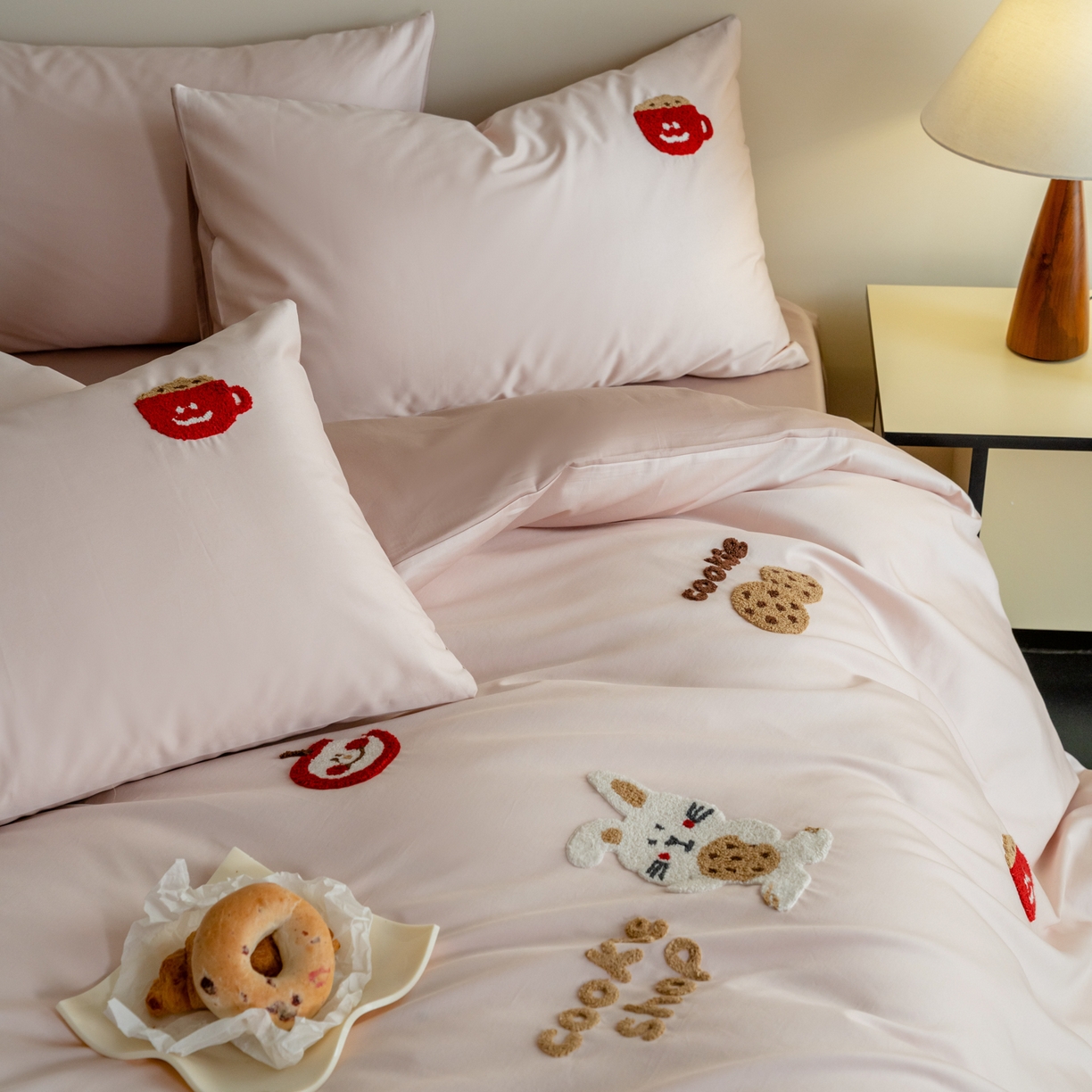 91家纺网 家纺一手货源 找家纺 FORTWO家纺原创设计（FOR TWO家纺） 2026新款50长绒棉卡通毛巾绣系列四件套 会员-20（券前）基础价不低于小号268元 中号348元，大号388元 床笠加10元 花脸兔