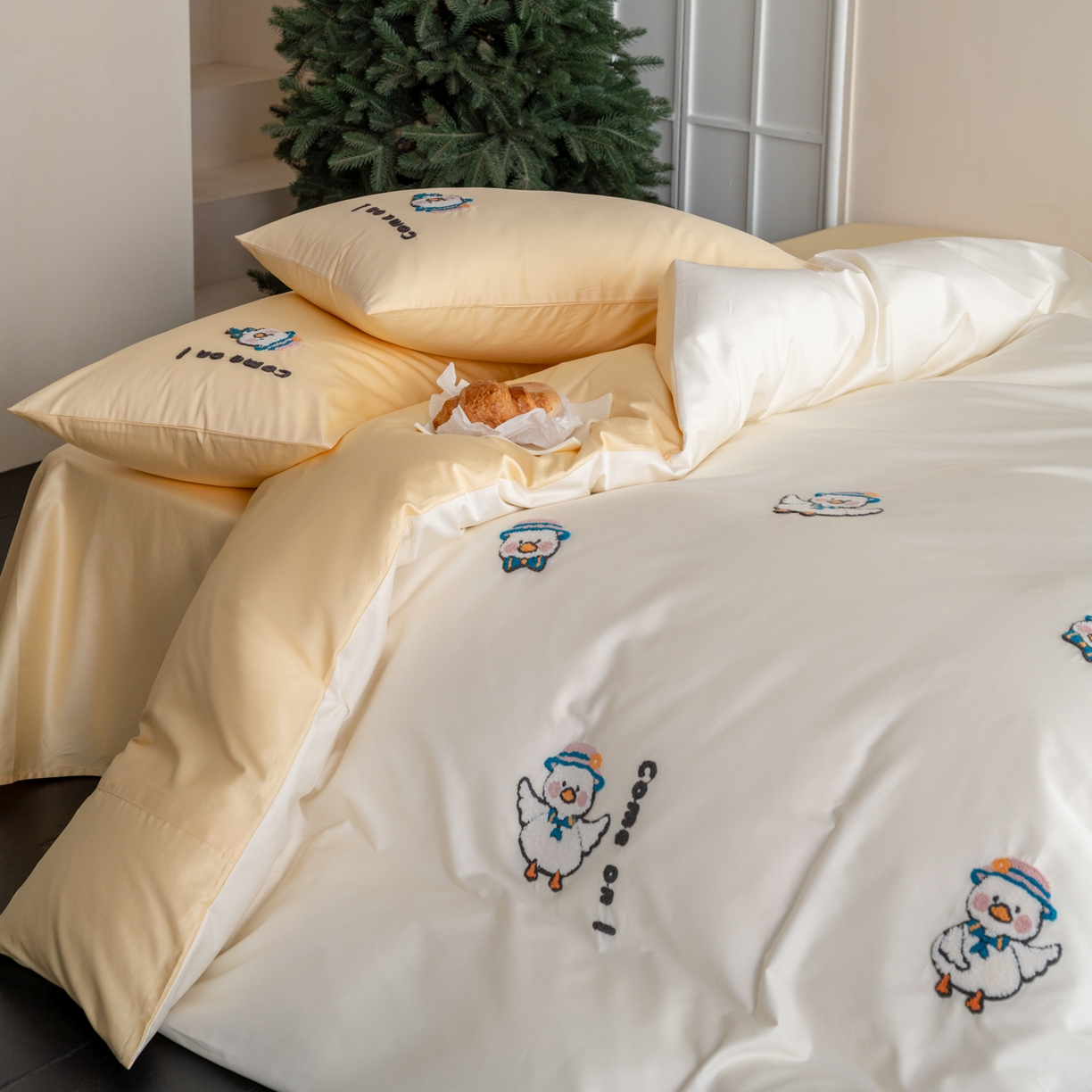 91家纺网 家纺一手货源 找家纺 FORTWO家纺原创设计（FOR TWO家纺） 2026新款50长绒棉卡通毛巾绣系列四件套 会员-20（券前）基础价不低于小号268元 中号348元，大号388元 床笠加10元 领结鸭