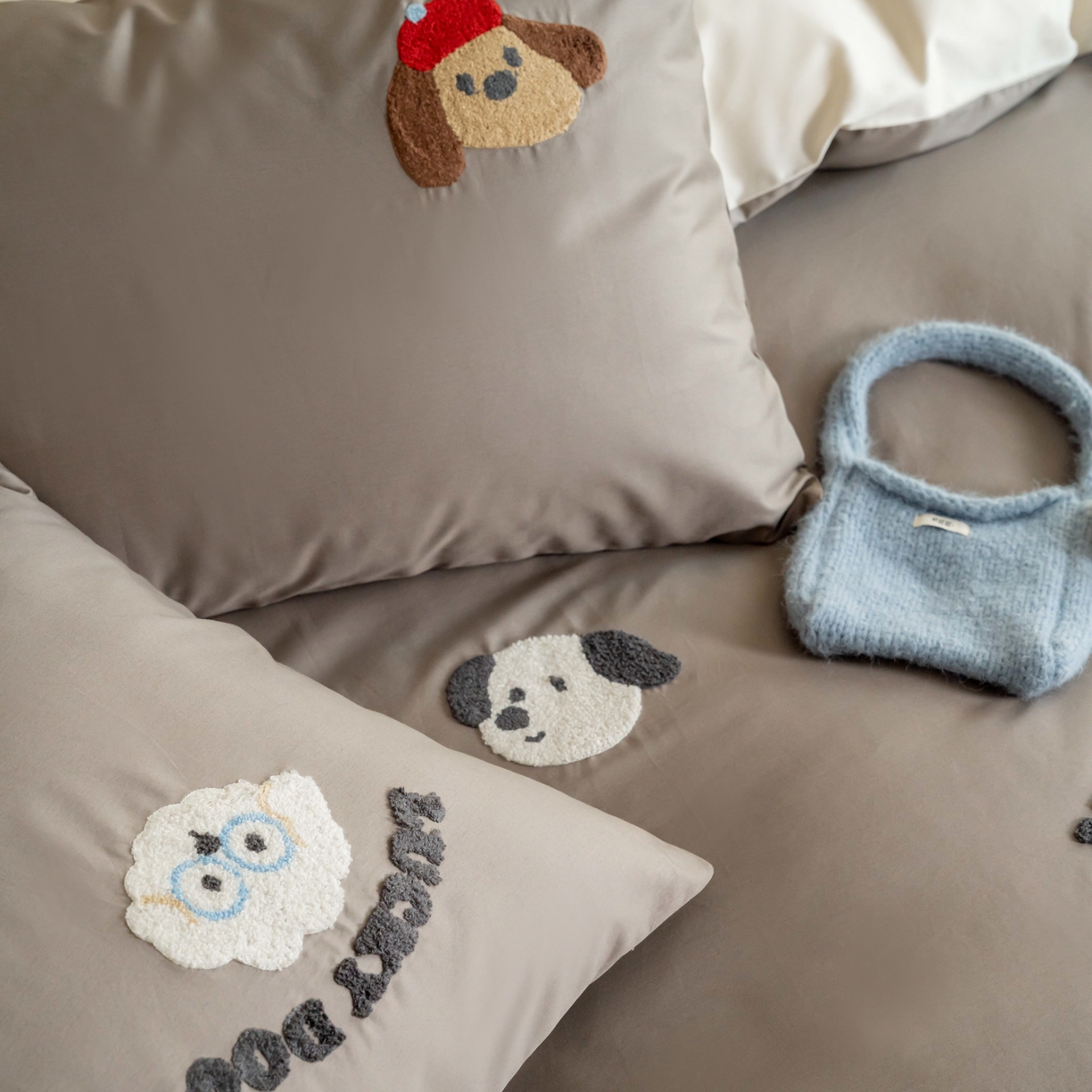 91家纺网 家纺一手货源 找家纺 FORTWO家纺原创设计（FOR TWO家纺） 2026新款50长绒棉卡通毛巾绣系列四件套 会员-20（券前）基础价不低于小号268元 中号348元，大号388元 床笠加10元 狗博士