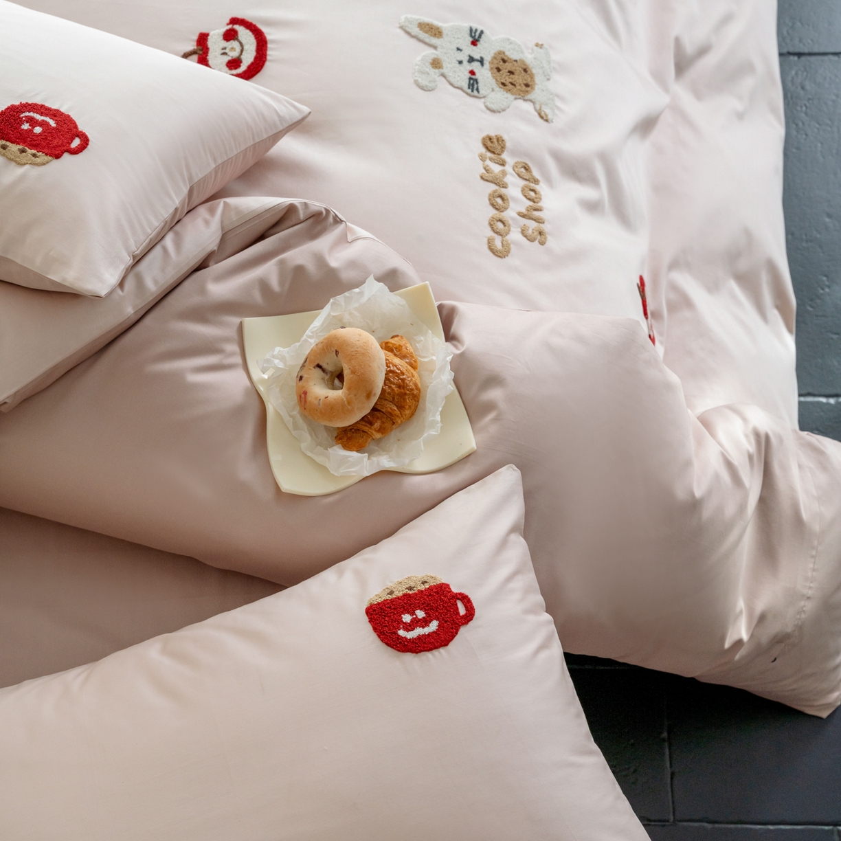 91家纺网 家纺一手货源 找家纺 FORTWO家纺原创设计（FOR TWO家纺） 2026新款50长绒棉卡通毛巾绣系列四件套 会员-20（券前）基础价不低于小号268元 中号348元，大号388元 床笠加10元 花脸兔