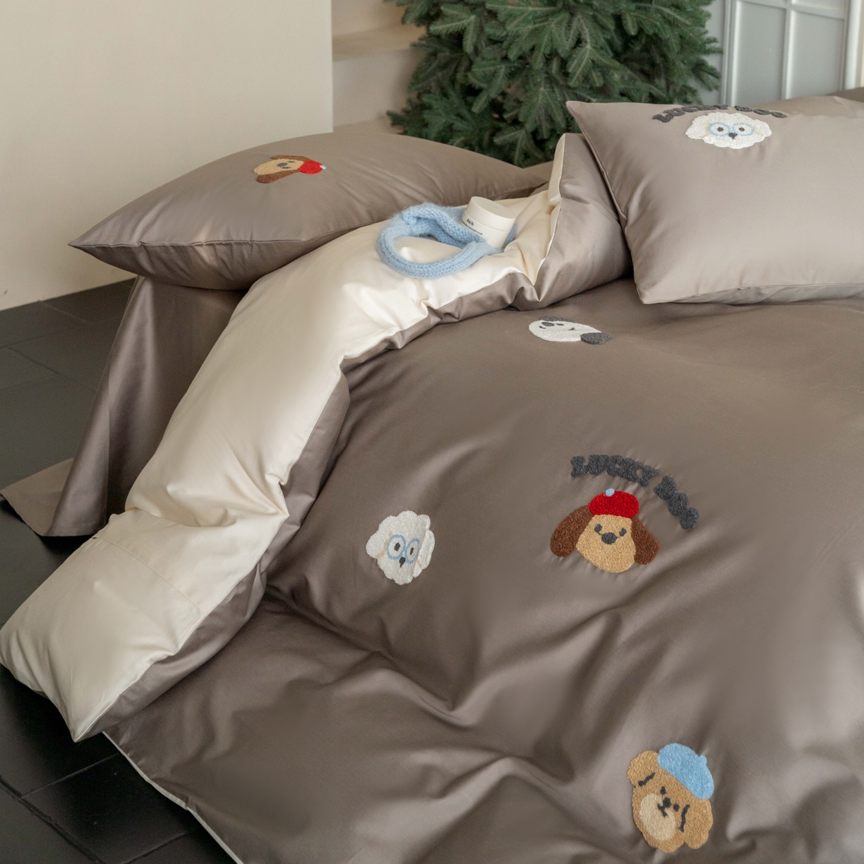 91家纺网 家纺一手货源 找家纺 FORTWO家纺原创设计（FOR TWO家纺） 2026新款50长绒棉卡通毛巾绣系列四件套 会员-20（券前）基础价不低于小号268元 中号348元，大号388元 床笠加10元 狗博士