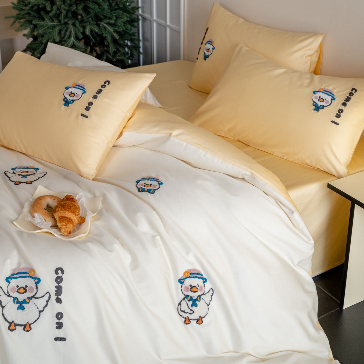 91家纺网 家纺一手货源 找家纺 FORTWO家纺原创设计（FOR TWO家纺） 2026新款50长绒棉卡通毛巾绣系列四件套 会员-20（券前）基础价不低于小号268元 中号348元，大号388元 床笠加10元 领结鸭