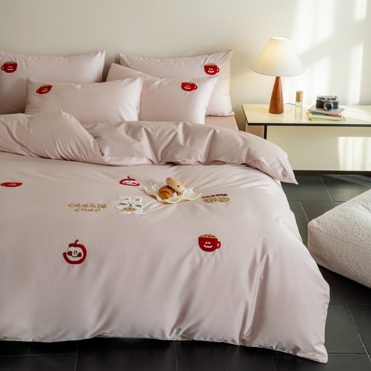 91家纺网 家纺一手货源 找家纺 FORTWO家纺原创设计（FOR TWO家纺） 2026新款50长绒棉卡通毛巾绣系列四件套 会员-20（券前）基础价不低于小号268元 中号348元，大号388元 床笠加10元 花脸兔