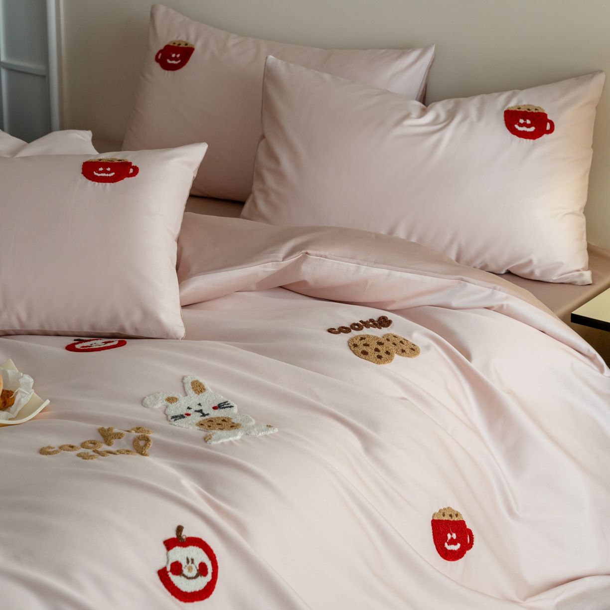 91家纺网 家纺一手货源 找家纺 FORTWO家纺原创设计（FOR TWO家纺） 2026新款50长绒棉卡通毛巾绣系列四件套 会员-20（券前）基础价不低于小号268元 中号348元，大号388元 床笠加10元 花脸兔