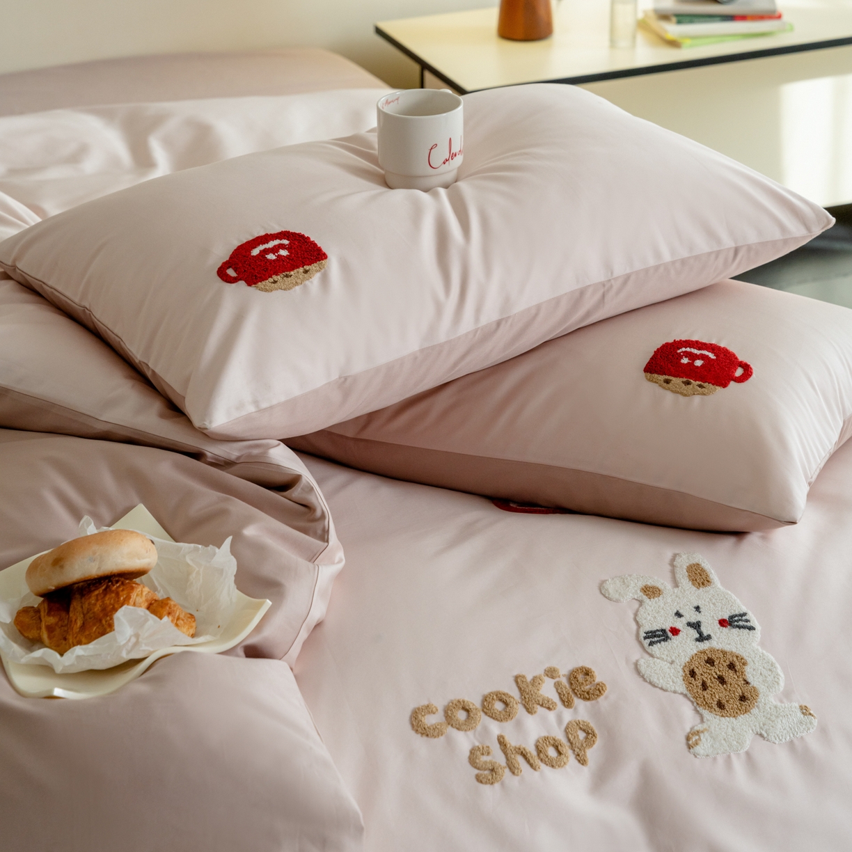 91家纺网 家纺一手货源 找家纺 FORTWO家纺原创设计（FOR TWO家纺） 2026新款50长绒棉卡通毛巾绣系列四件套 会员-20（券前）基础价不低于小号268元 中号348元，大号388元 床笠加10元 花脸兔