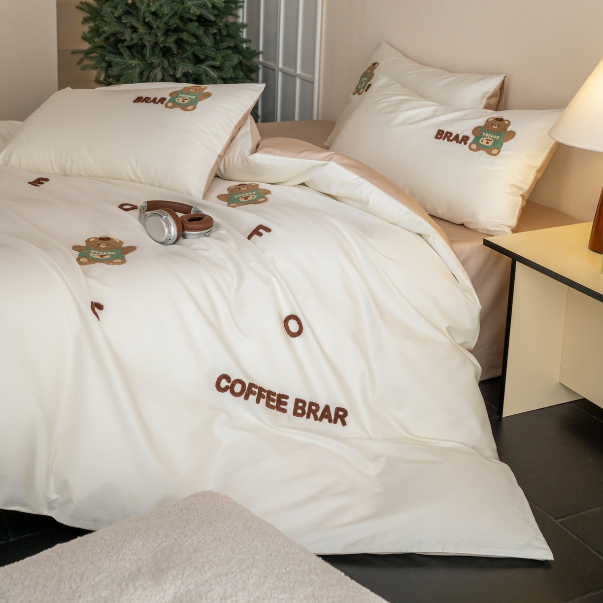 91家纺网 家纺一手货源 找家纺 FORTWO家纺原创设计（FOR TWO家纺） 2026新款50长绒棉卡通毛巾绣系列四件套 会员-20（券前）基础价不低于小号268元 中号348元，大号388元 床笠加10元 奶油小熊