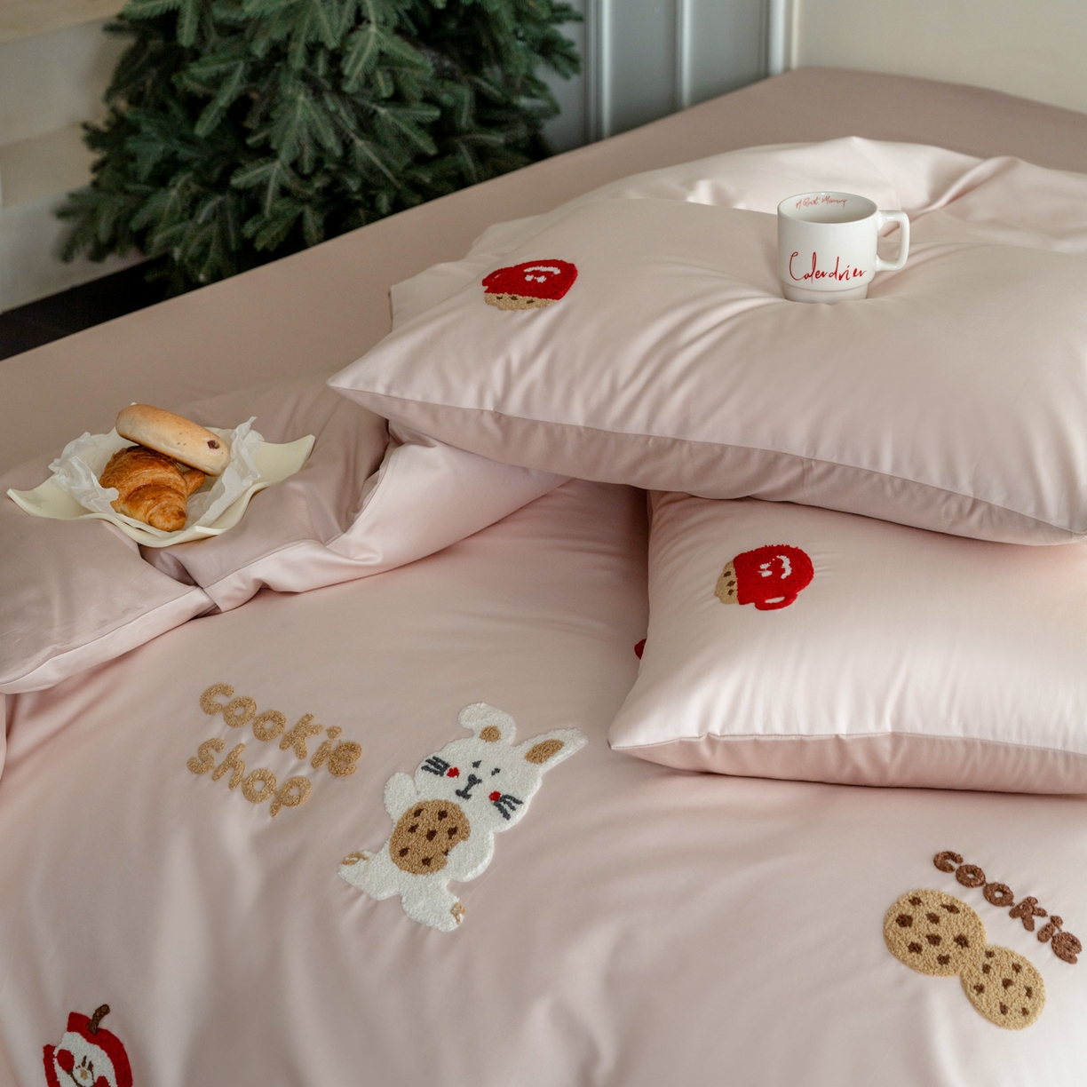 91家纺网 家纺一手货源 找家纺 FORTWO家纺原创设计（FOR TWO家纺） 2026新款50长绒棉卡通毛巾绣系列四件套 会员-20（券前）基础价不低于小号268元 中号348元，大号388元 床笠加10元 花脸兔