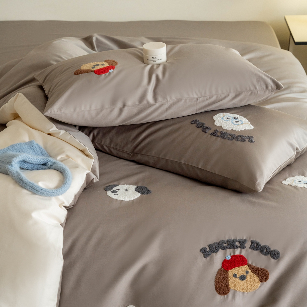 91家纺网 家纺一手货源 找家纺 FORTWO家纺原创设计（FOR TWO家纺） 2026新款50长绒棉卡通毛巾绣系列四件套 会员-20（券前）基础价不低于小号268元 中号348元，大号388元 床笠加10元 狗博士