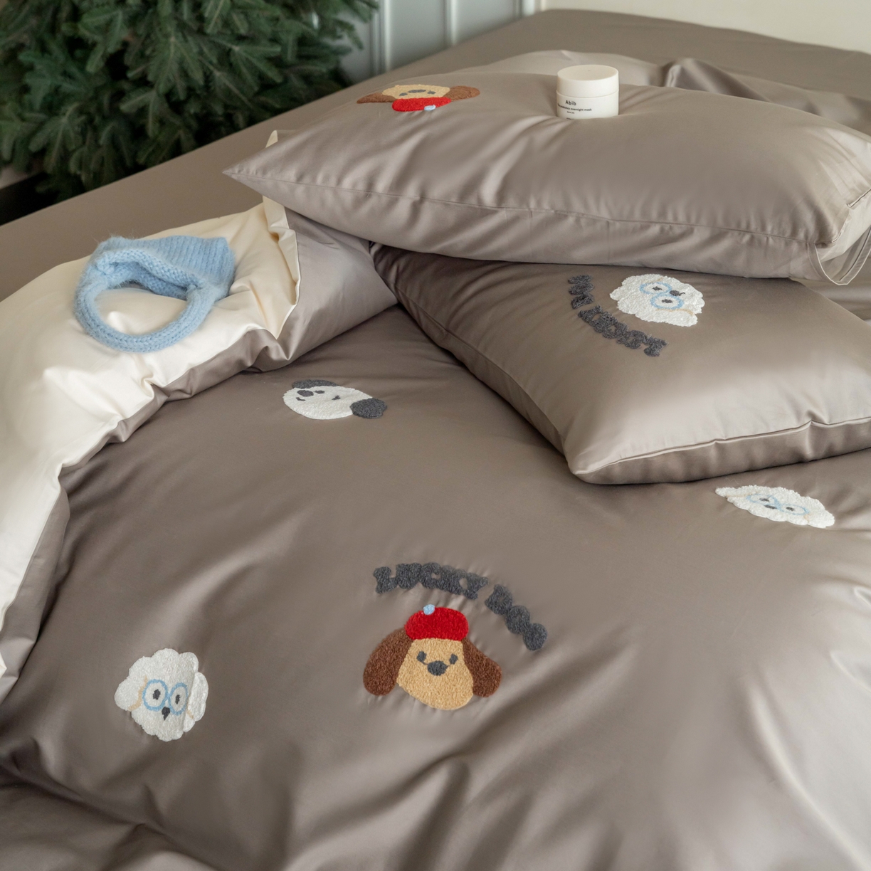 91家纺网 家纺一手货源 找家纺 FORTWO家纺原创设计（FOR TWO家纺） 2026新款50长绒棉卡通毛巾绣系列四件套 会员-20（券前）基础价不低于小号268元 中号348元，大号388元 床笠加10元 狗博士