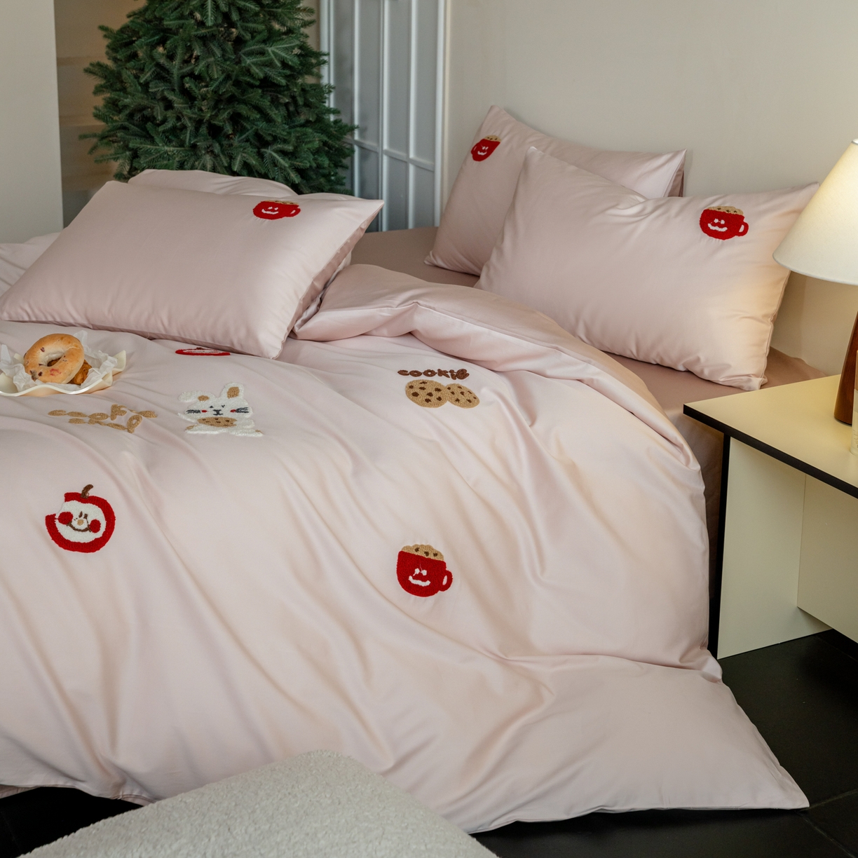 91家纺网 家纺一手货源 找家纺 FORTWO家纺原创设计（FOR TWO家纺） 2026新款50长绒棉卡通毛巾绣系列四件套 会员-20（券前）基础价不低于小号268元 中号348元，大号388元 床笠加10元 花脸兔