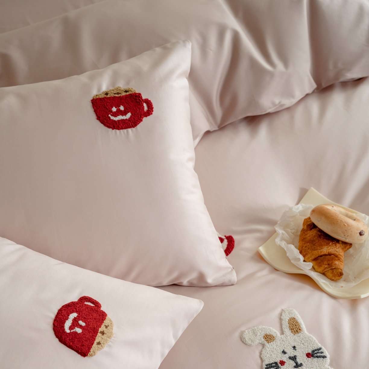 91家纺网 家纺一手货源 找家纺 FORTWO家纺原创设计（FOR TWO家纺） 2026新款50长绒棉卡通毛巾绣系列四件套 会员-20（券前）基础价不低于小号268元 中号348元，大号388元 床笠加10元 花脸兔