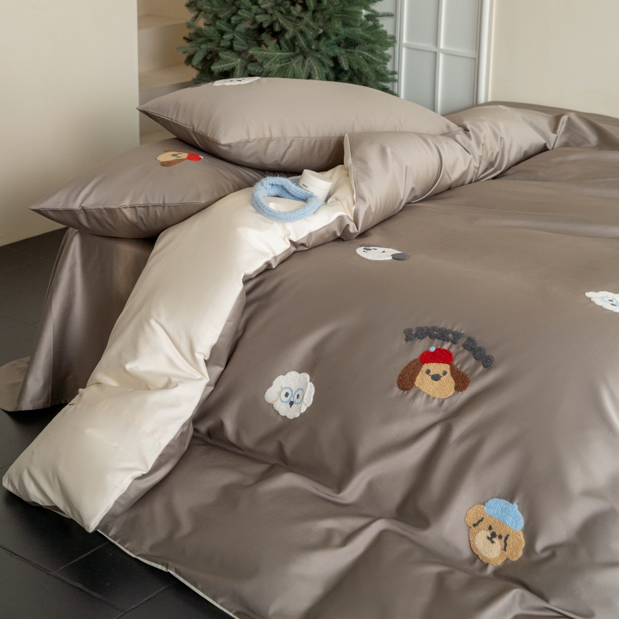 91家纺网 家纺一手货源 找家纺 FORTWO家纺原创设计（FOR TWO家纺） 2026新款50长绒棉卡通毛巾绣系列四件套 会员-20（券前）基础价不低于小号268元 中号348元，大号388元 床笠加10元 狗博士