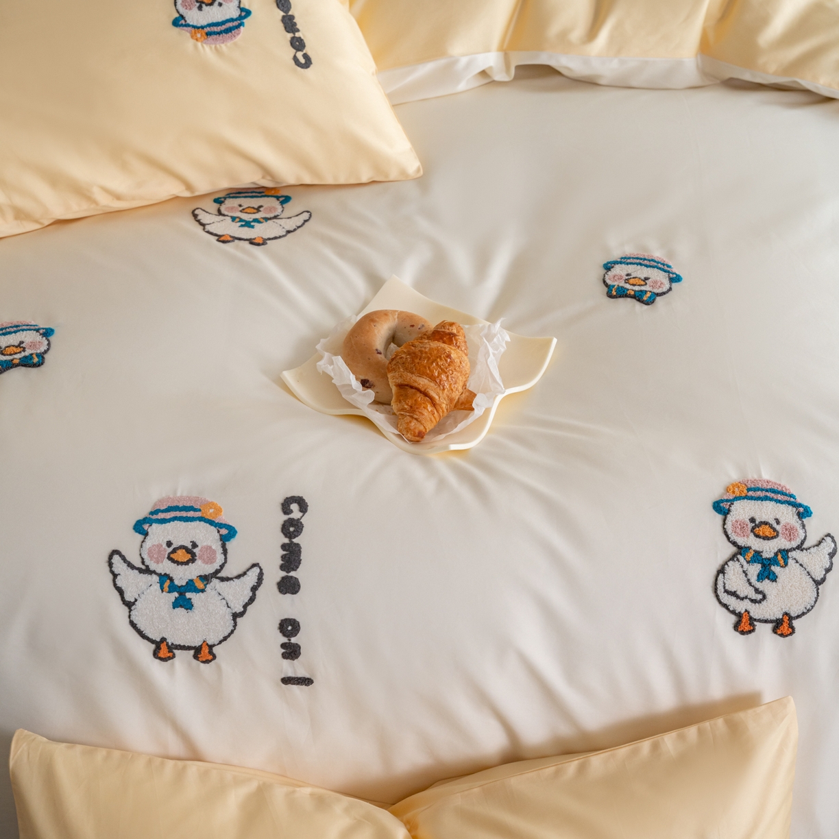 91家纺网 家纺一手货源 找家纺 FORTWO家纺原创设计（FOR TWO家纺） 2026新款50长绒棉卡通毛巾绣系列四件套 会员-20（券前）基础价不低于小号268元 中号348元，大号388元 床笠加10元 领结鸭