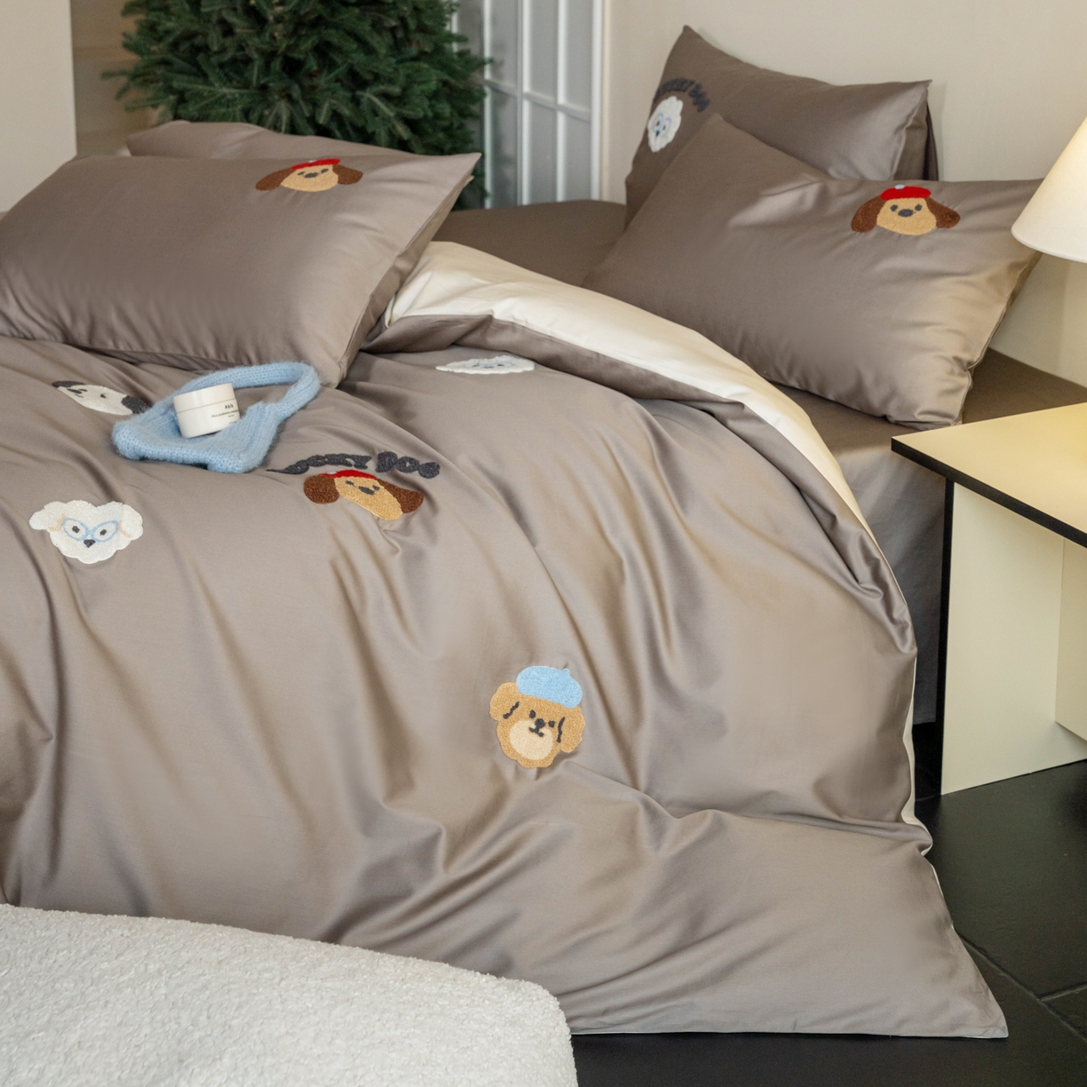 91家纺网 家纺一手货源 找家纺 FORTWO家纺原创设计（FOR TWO家纺） 2026新款50长绒棉卡通毛巾绣系列四件套 会员-20（券前）基础价不低于小号268元 中号348元，大号388元 床笠加10元 狗博士