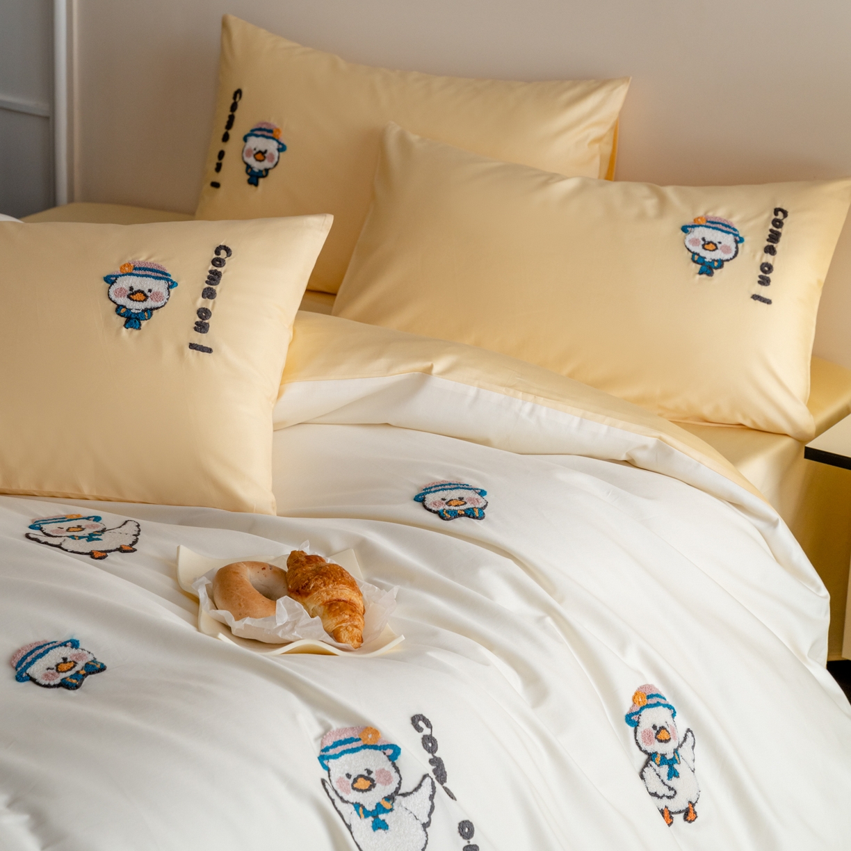 91家纺网 家纺一手货源 找家纺 FORTWO家纺原创设计（FOR TWO家纺） 2026新款50长绒棉卡通毛巾绣系列四件套 会员-20（券前）基础价不低于小号268元 中号348元，大号388元 床笠加10元 领结鸭