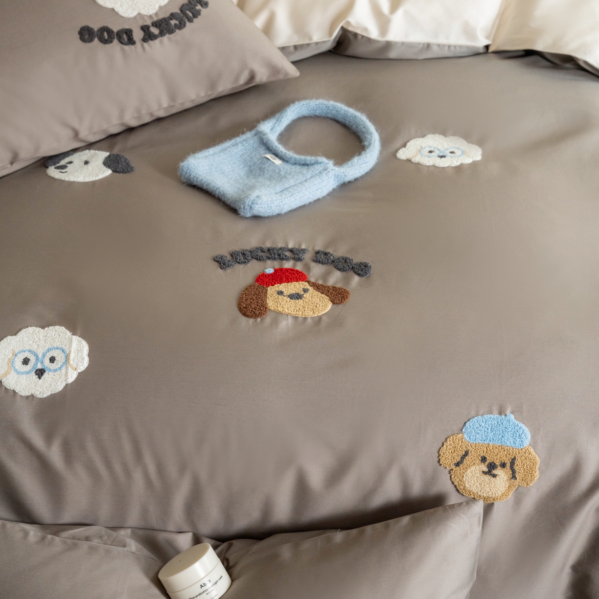 91家纺网 家纺一手货源 找家纺 FORTWO家纺原创设计（FOR TWO家纺） 2026新款50长绒棉卡通毛巾绣系列四件套 会员-20（券前）基础价不低于小号268元 中号348元，大号388元 床笠加10元 狗博士