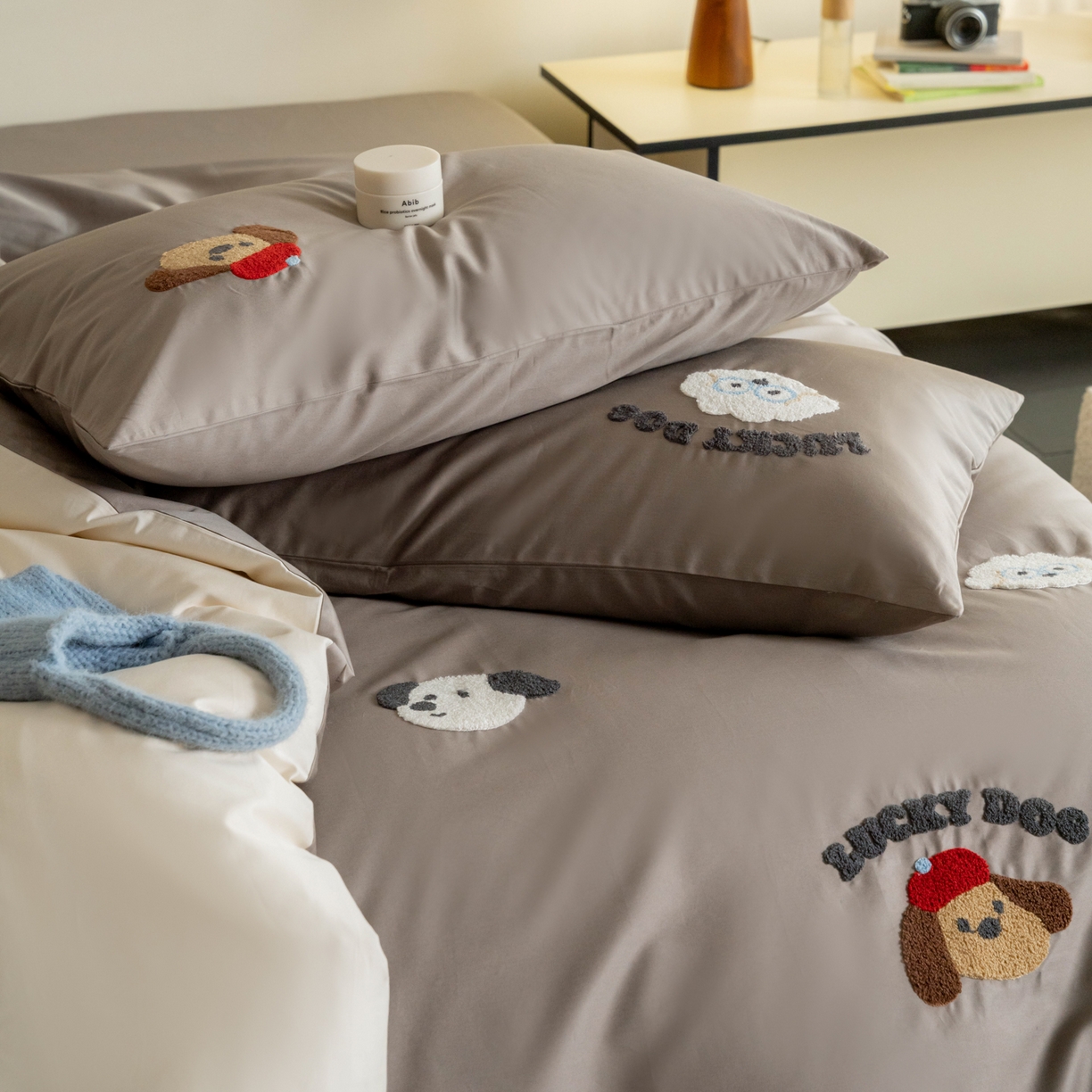 91家纺网 家纺一手货源 找家纺 FORTWO家纺原创设计（FOR TWO家纺） 2026新款50长绒棉卡通毛巾绣系列四件套 会员-20（券前）基础价不低于小号268元 中号348元，大号388元 床笠加10元 狗博士