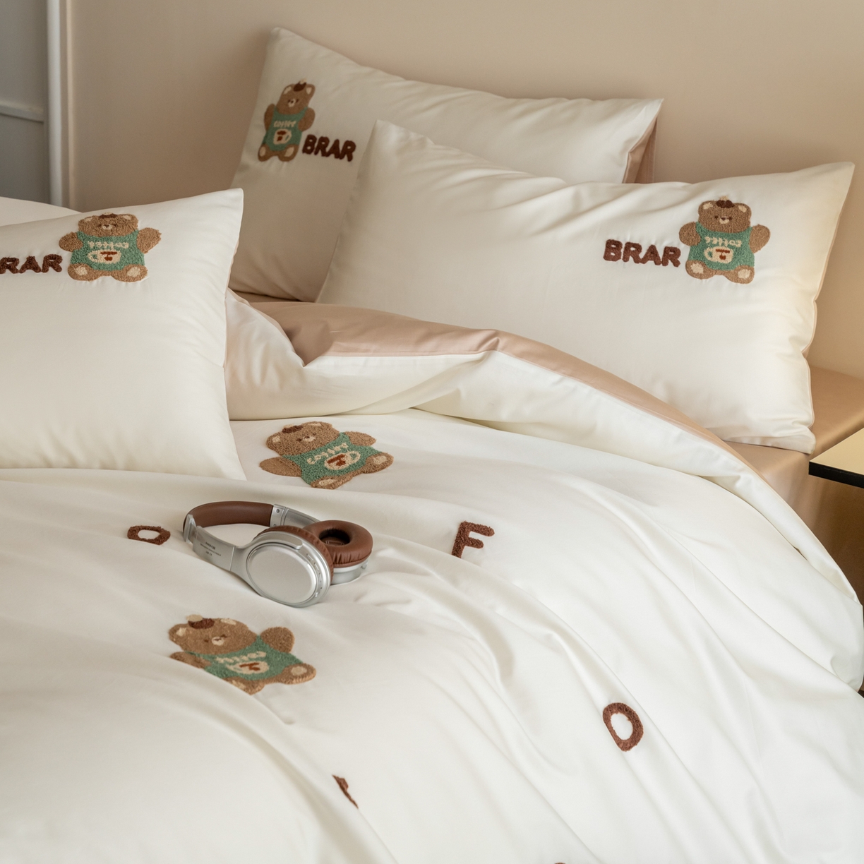 91家纺网 家纺一手货源 找家纺 FORTWO家纺原创设计（FOR TWO家纺） 2026新款50长绒棉卡通毛巾绣系列四件套 会员-20（券前）基础价不低于小号268元 中号348元，大号388元 床笠加10元 奶油小熊