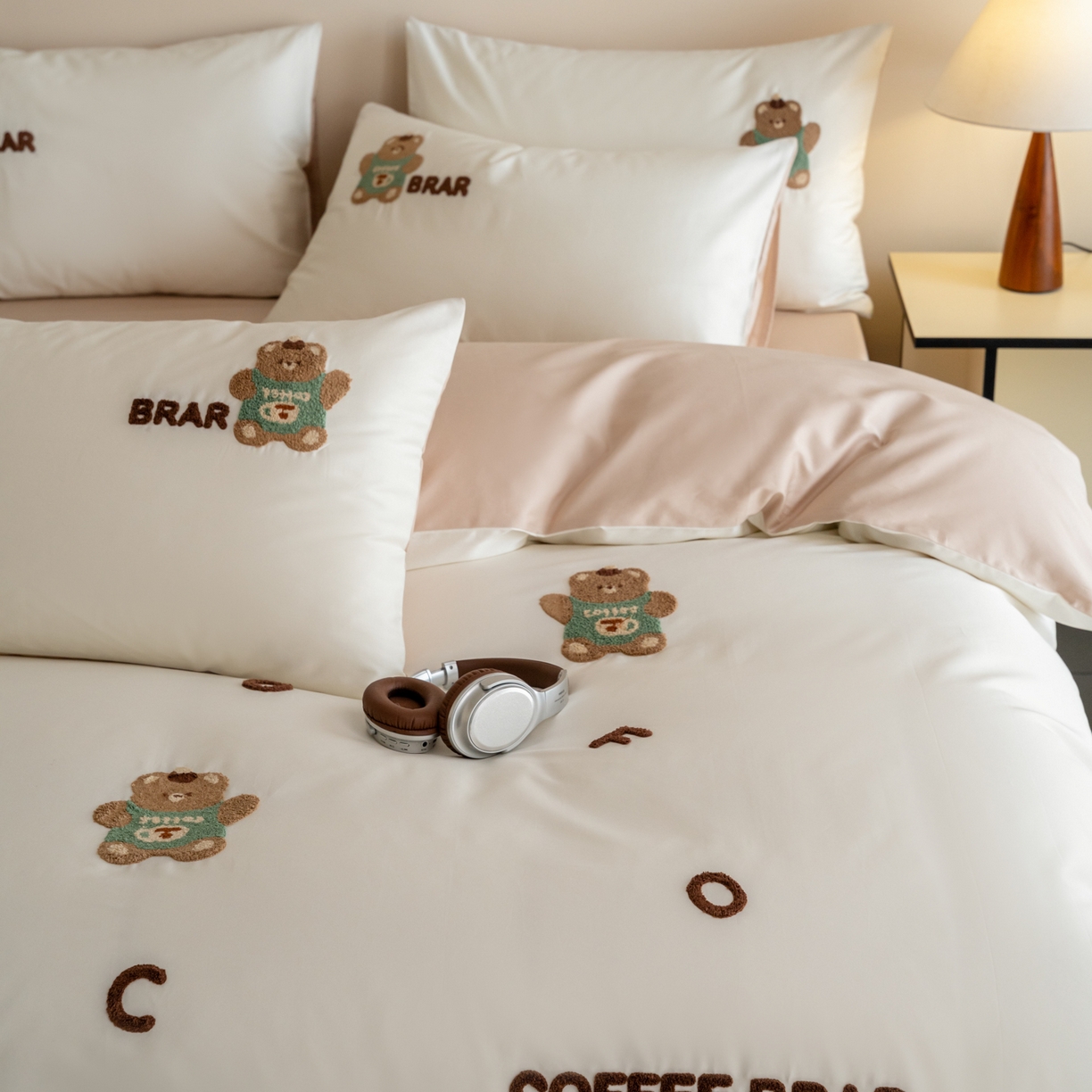 91家纺网 家纺一手货源 找家纺 FORTWO家纺原创设计（FOR TWO家纺） 2026新款50长绒棉卡通毛巾绣系列四件套 会员-20（券前）基础价不低于小号268元 中号348元，大号388元 床笠加10元 奶油小熊