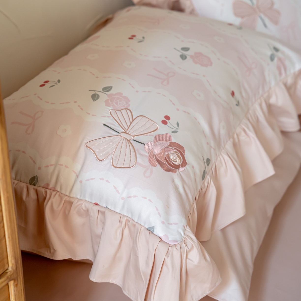 91家纺网 家纺一手货源 找家纺 FORTWO家纺原创设计（FOR TWO家纺） 2026新款50长绒棉印花+绣花荷叶花边系列四件套 会员-20（券前）基础价不低于中号388元，大号418元 床笠加10元 朵朵花