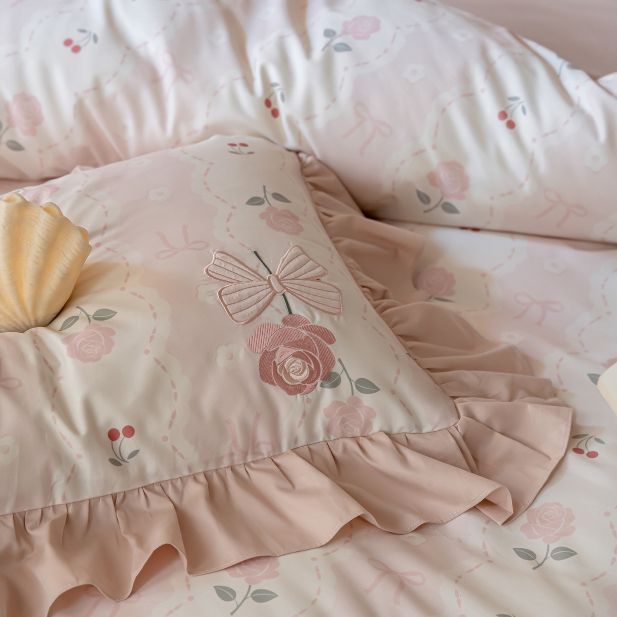 91家纺网 家纺一手货源 找家纺 FORTWO家纺原创设计（FOR TWO家纺） 2026新款50长绒棉印花+绣花荷叶花边系列四件套 会员-20（券前）基础价不低于中号388元，大号418元 床笠加10元 朵朵花