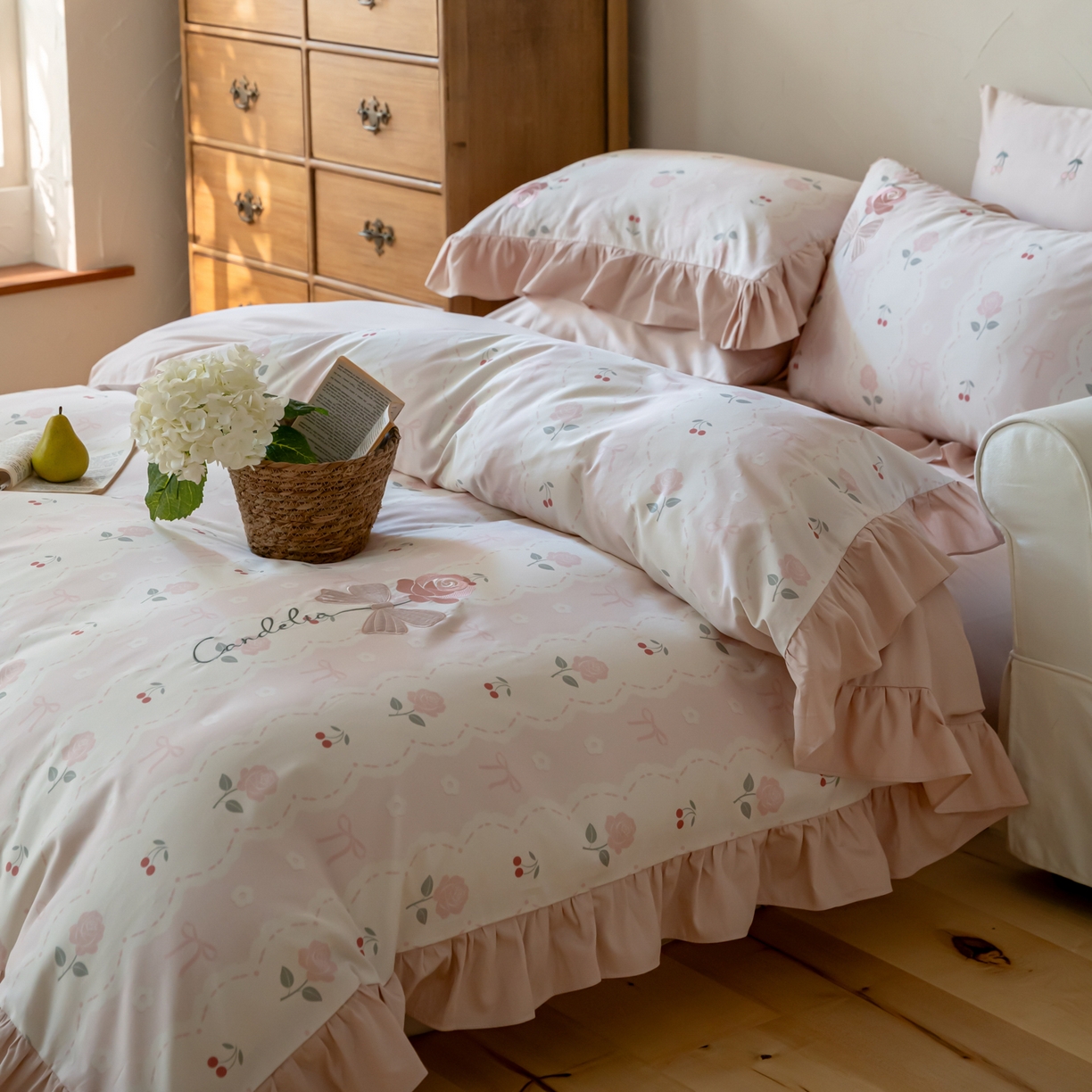 91家纺网 家纺一手货源 找家纺 FORTWO家纺原创设计（FOR TWO家纺） 2026新款50长绒棉印花+绣花荷叶花边系列四件套 会员-20（券前）基础价不低于中号388元，大号418元 床笠加10元 朵朵花