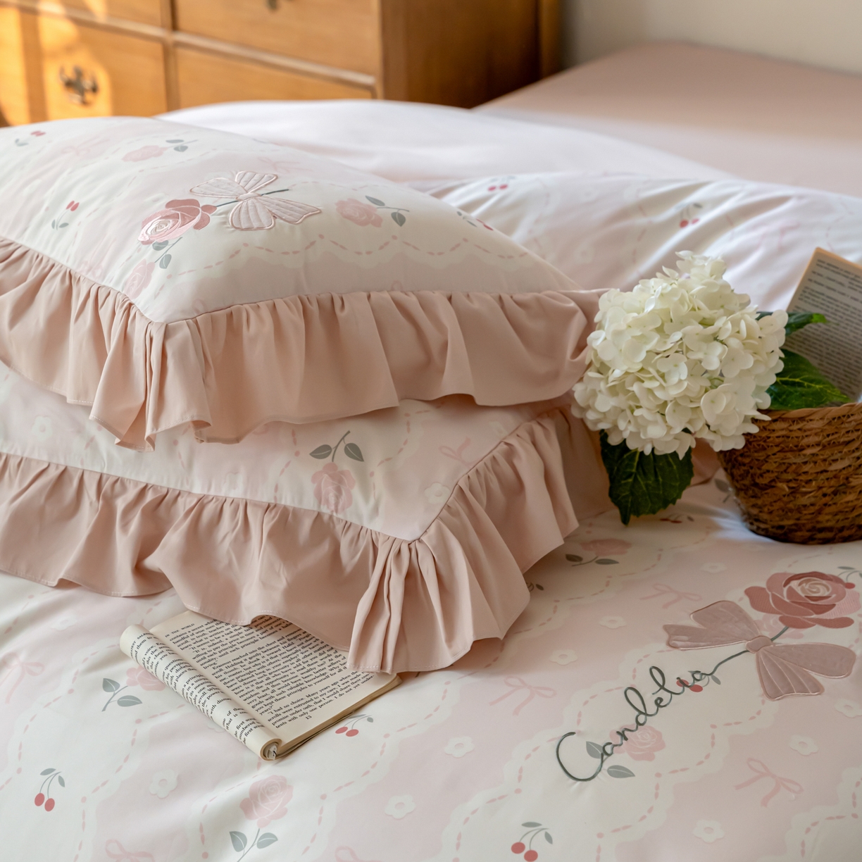 91家纺网 家纺一手货源 找家纺 FORTWO家纺原创设计（FOR TWO家纺） 2026新款50长绒棉印花+绣花荷叶花边系列四件套 会员-20（券前）基础价不低于中号388元，大号418元 床笠加10元 朵朵花