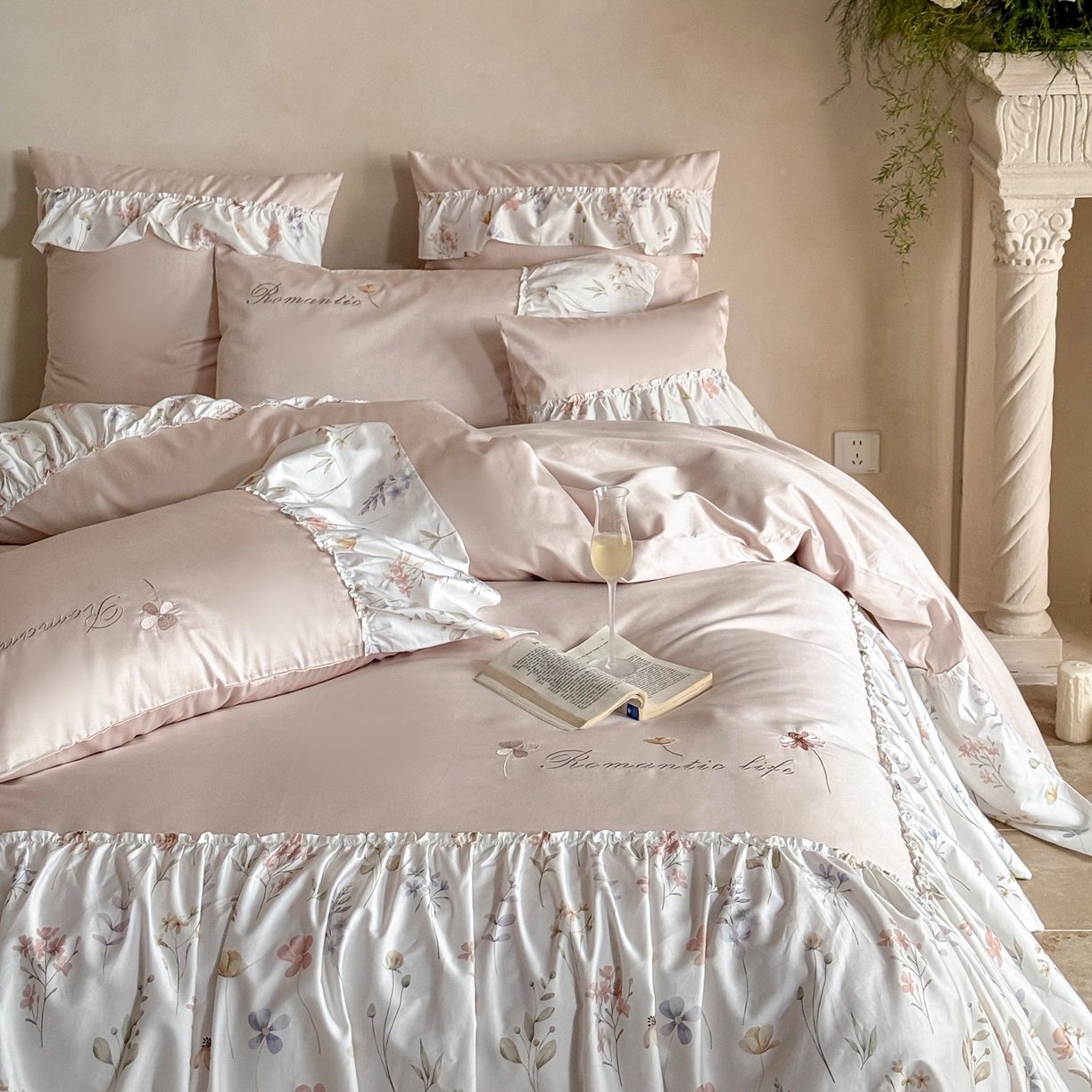 91家纺网 家纺一手货源 找家纺 （总）FORTWO家纺原创设计（FOR TWO家纺） 2026新款50长绒棉印花+绣花荷叶大花边系列四件套 会员-20（券前）基础价不低于中号418元，大号458元 床笠加10元